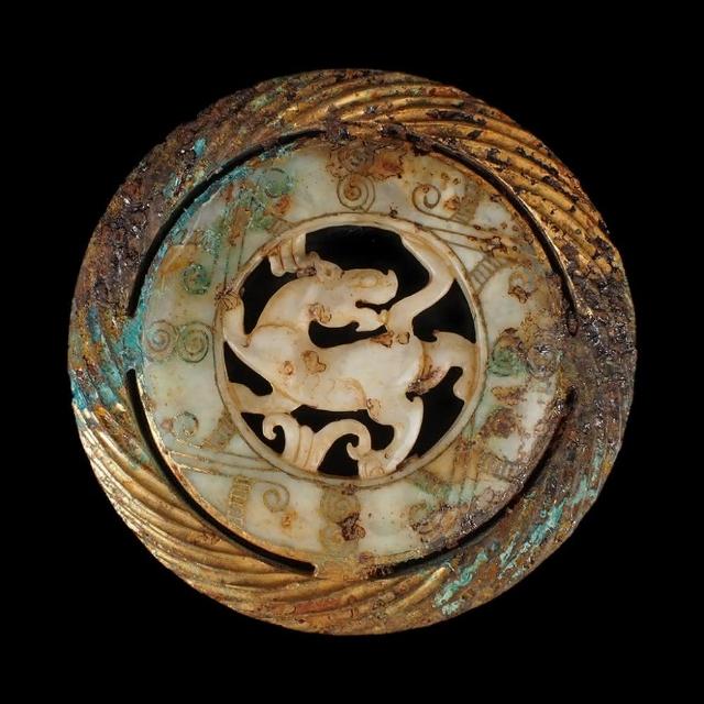 博古珍藏》天然和闐玉錯金鎏金捲雲紋神獸玉璧266公克青銅沁早期收藏