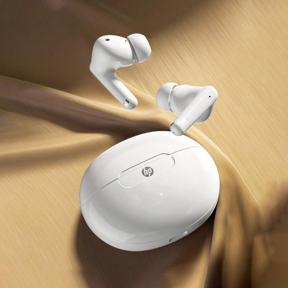 HP惠普 HD1 專業無線藍芽耳機，採用先進高解析音訊技術，提供沉浸式立體聲體驗。輕巧舒適的設計適合長時間佩戴，內建長效電池續航達20小時。支援快速配對與多裝置連線，完美適用於日常通勤、工作會議與娛樂享受，提升您的數位生活品質。