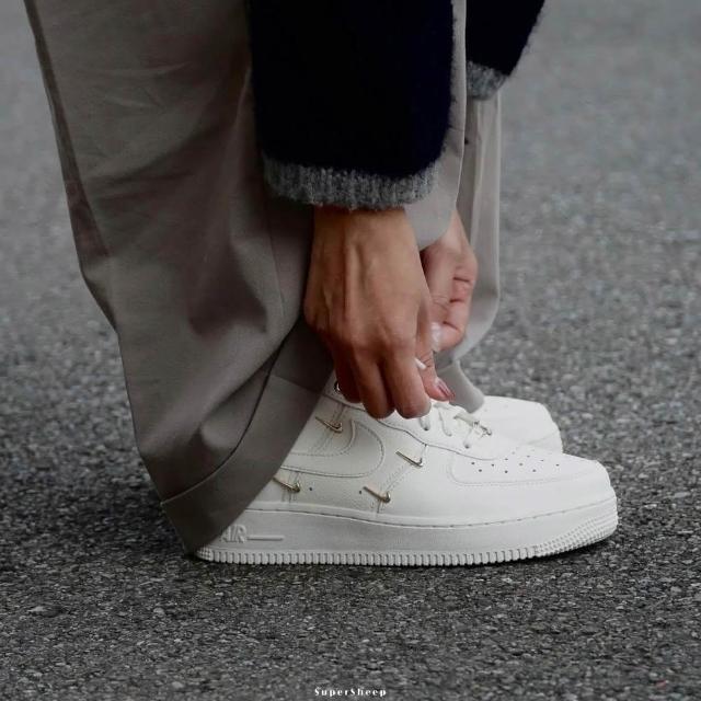 NIKE 耐吉】Nike Air Force 1 四勾金鉤鐵牌女鞋米白FV3654-111