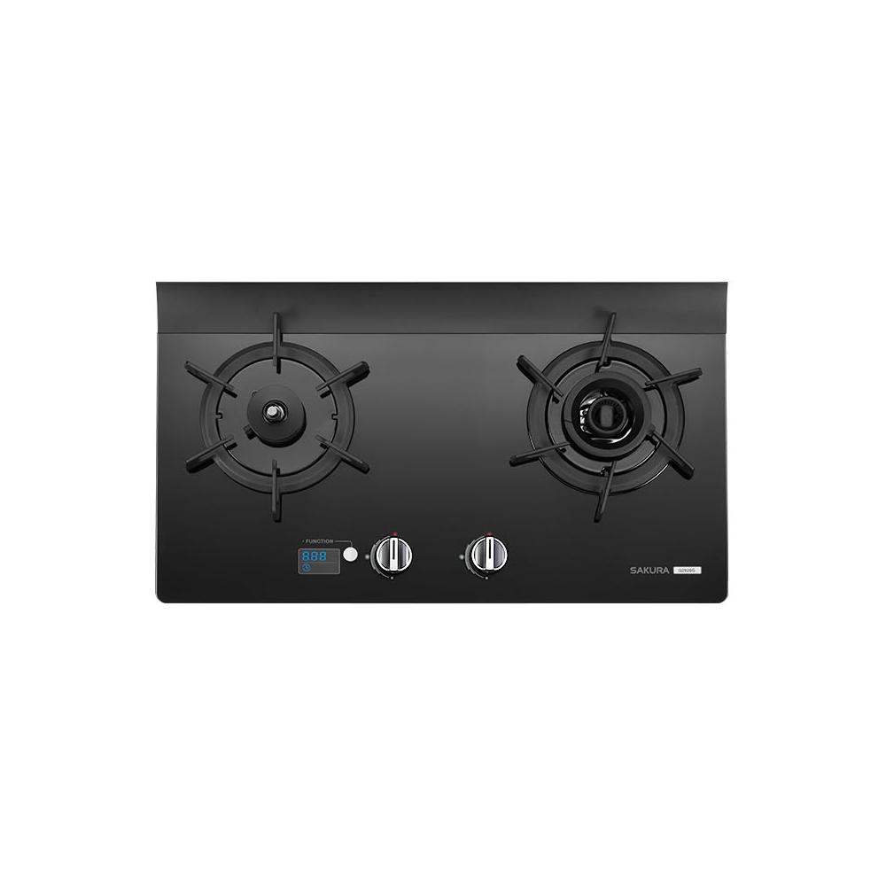  SAKURA櫻花牌 G-2926 雙口瓦斯爐，採用耐熱強化玻璃爐臺與雙炫火爐頭設計，提供高效熱傳導與8~9kW瓦斯消耗量。電子連續點火系統，方便安全使用；支援左、右乾燒功能，適合現代廚房。型號G2926G，產地臺灣，BSMI許可R51085，第一級能源效率，機體尺寸730 x 420 x 145 mm（含爐架），挖孔尺寸670 x 350 mm (R85)，使用DC 1.5V電源。保固1年，標準安裝，天然瓦斯適用。 