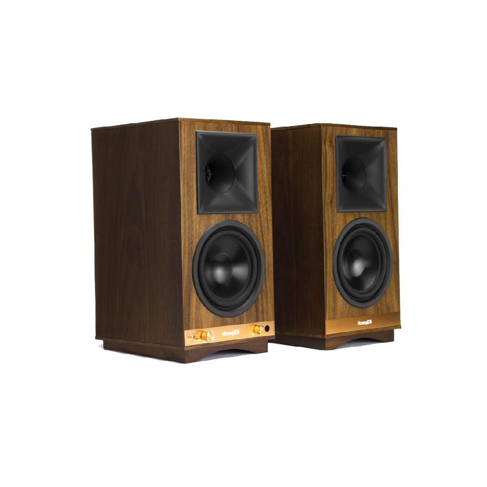 Klipsch 古立奇 The Sixes 書架型多媒體與劇院喇叭，搭載左右喇叭與重低音功能，提供沉浸式音效體驗。支援藍芽與USB輸入，無WiFi與防潑水設計，咖啡色系外觀，尺寸22 x 42.5 x 27.9 cm，重15kg。產地中國，1年保固，配件包含3.5mm音源線、光纖線、直流電源線、USB纜線、音箱連線線與遙控器。NCC認證CCAL17LP0373T3，BSMI R55156，適閤家庭娛樂與音樂愛好者。