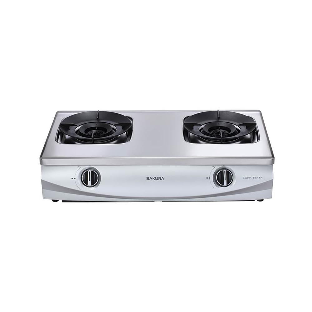 SAKURA櫻花牌 G-5902 SAKURA櫻花牌 G-5902 雙口瓦斯爐,採用臺灣製造不鏽鋼爐臺與雙炫火頭設計,提供高效均勻加熱。壓電式自動點火,瓦斯消耗量9~10kW,能源效率第一級,適閤家庭廚房使用。尺寸700 x 400 x 195mm(含爐架),保固1年,BSMI許可R51085,專用液化(桶裝)瓦斯,標準安裝簡易安全。