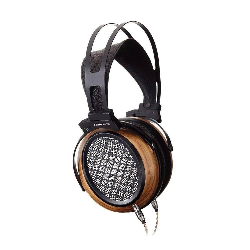 Sendy Audio Aiva 黑美人頭戴式有線耳機，採用3.5mm輸入端子，提供高品質音效體驗。無麥克風及線控設計，適合專注聆聽的音樂愛好者。重量僅420g，舒適長時間配戴，適用通用作業系統，產地中國，一年保固。完美選擇入門級發燒友，黑色系外觀時尚低調。