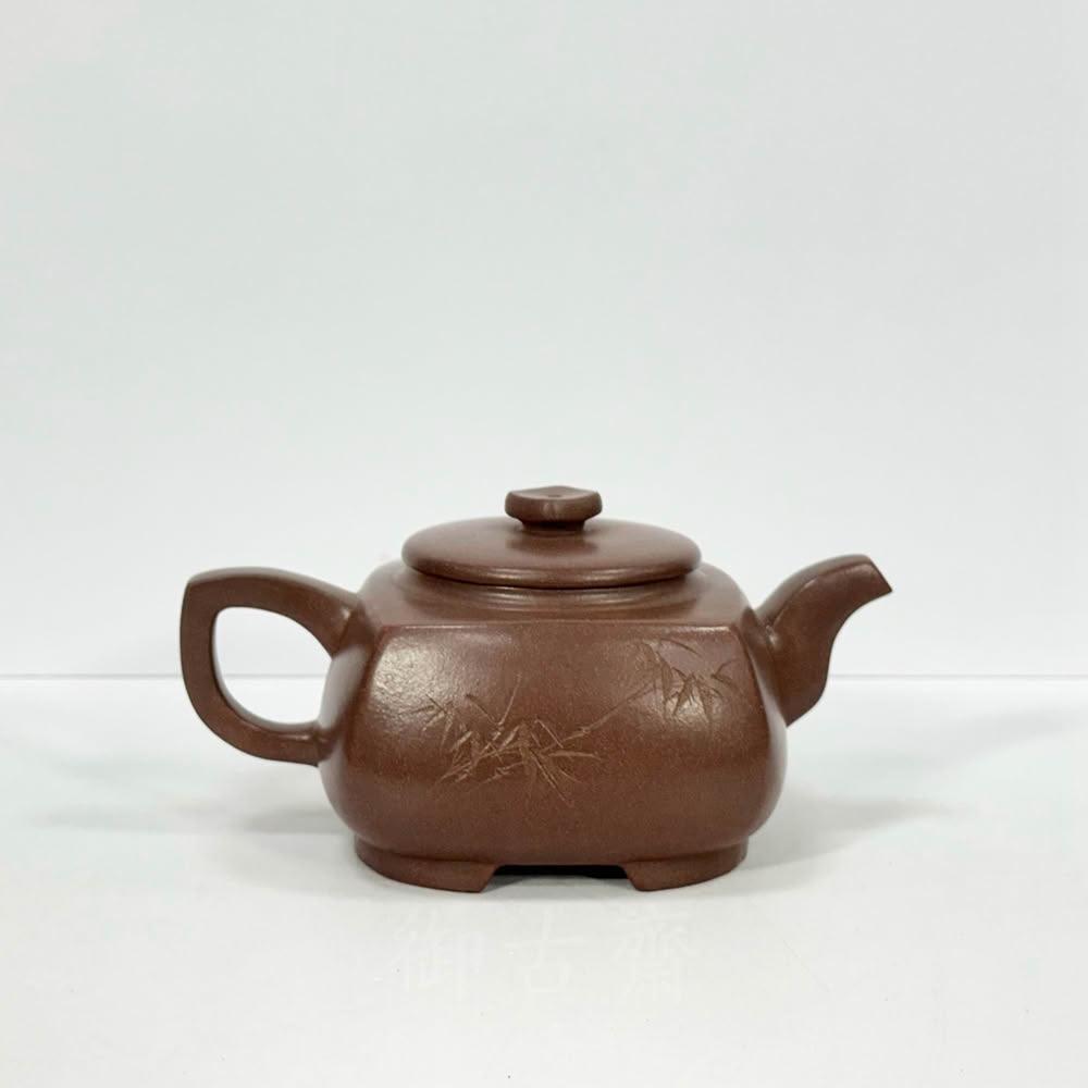 宜興紫砂茶壷（底款「徐漢棠制」、高さ１０ｃｍ、横幅１３ｃｍ、容量１５０ｃｃ） 御古齋】中國宜興紫砂壺名師徐漢棠生方壺方正有道君子之風手工拉胚撰刻