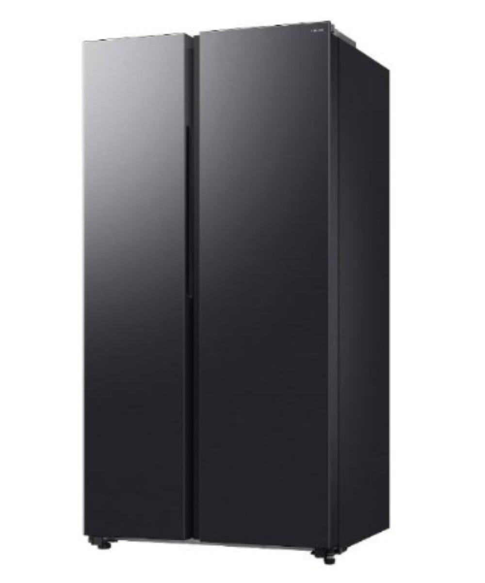 三星 SAMSUNG RS70F65Q4FTW 冰箱採用變頻馬達，提供655公升大容量儲物空間，適閤家庭使用。雙門對開設計，黑色系外觀時尚，尺寸974 x 1909 x 776 mm，重量98 KG，越南原產地。支援110V電壓，環保R-600a冷媒，享1年全機保固及10年壓縮機保固，含基本安裝服務。BSMI許可字號R33475，高效能省電變頻技術，讓您的廚房生活更舒適便捷。