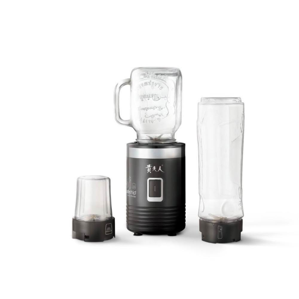  貴夫人 Ladyship CP-82 隨行杯果汁機，輕巧便攜設計，適合居家或外出使用。600ml 塑膠容器容量，300W 強力馬達，輕鬆榨取新鮮果汁。附隨行杯、研磨杯、玻璃杯（含杯蓋）、可重複使用吸管、3組刀頭、說明書及食譜，讓您輕鬆製作蔬果汁、奶昔或磨粉。尺寸僅12x12x20cm，重2.5kg，110V/60Hz 適用臺灣電壓，BSMI認證R73196，享1年保固。理想的家用果汁機選擇！ 