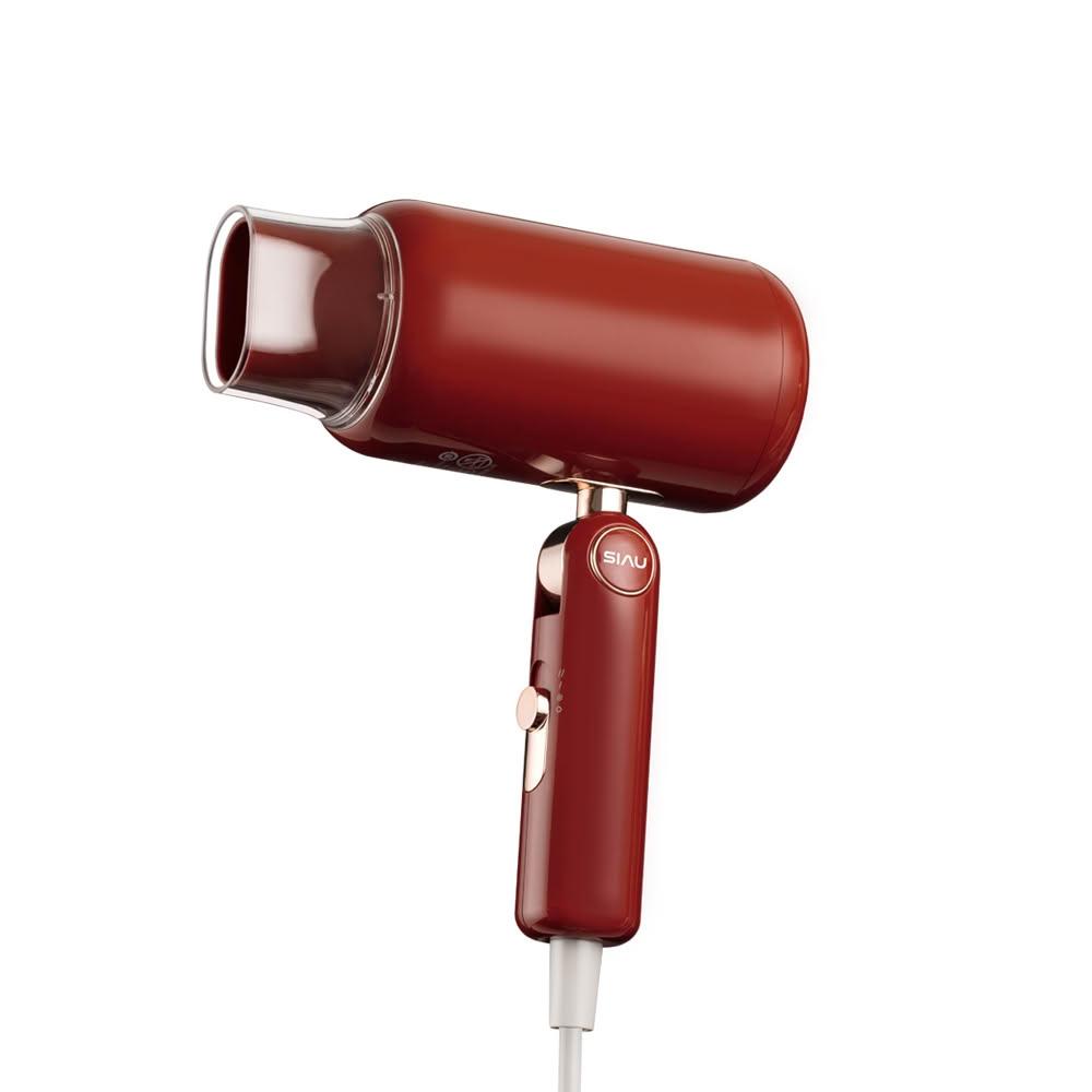  SIAU 詩杭 CL-600 紅色系吹風機，採用1200W強力瓦數，配備三段風速與三段溫度調節，內建溫控與負離子功能，有效減少頭髮毛躁並保護髮質。機身可折疊設計，尺寸僅90*300*210 mm，重量輕盈550g，便於攜帶。支援冷風模式，標準配件含集中吹嘴，另附說明書與保證書。產地中國，BSMI許可字號R31609，全機1年保固。適合追求專業護髮的您，選購SIAU詩杭CL-600，輕鬆擁有沙龍級吹乾體驗！ 