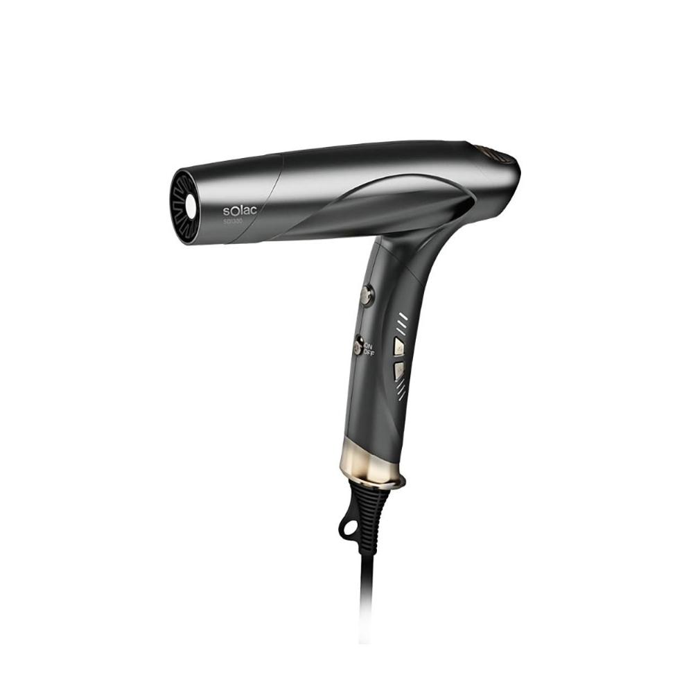  Solac SD-1300 負離子吹風機，搭載先進負離子技術，有效減少頭髮毛躁、鎖住水分，讓秀髮光滑柔順。適用110V電壓，適合臺灣家庭使用，提供1年原廠保固，品質保證。專業造型設計，快速乾髮不傷髮，是居家美髮必備良器。 